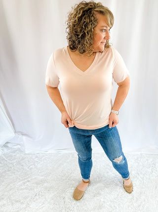 Basic Tshirt in light pink with vneck and front pocket detail