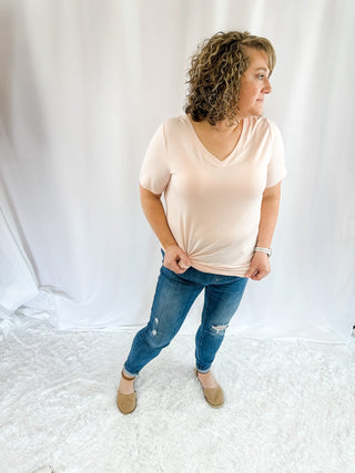 Basic Tshirt in light pink with vneck and front pocket detail